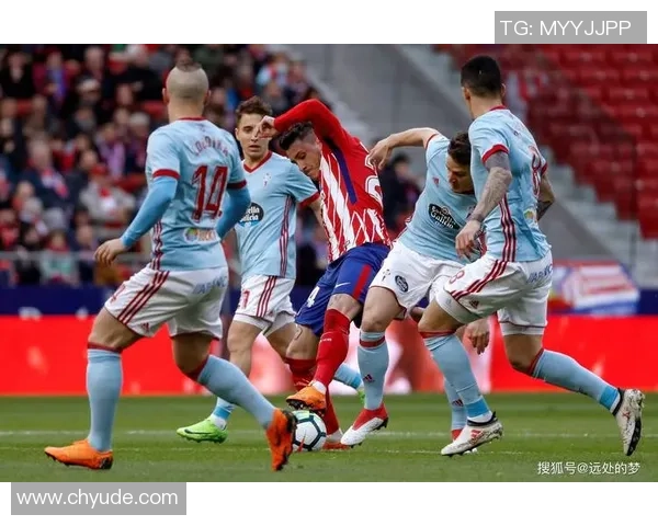 沙尔克与门也的激烈对决揭示了德甲赛季的竞争格局与球队实力的较量